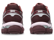 ASICS Gel-Cumulus 16 Burgundy Pink en mesh bordeaux avec détails roses, amorti GEL et silhouette rétro-running moderne.