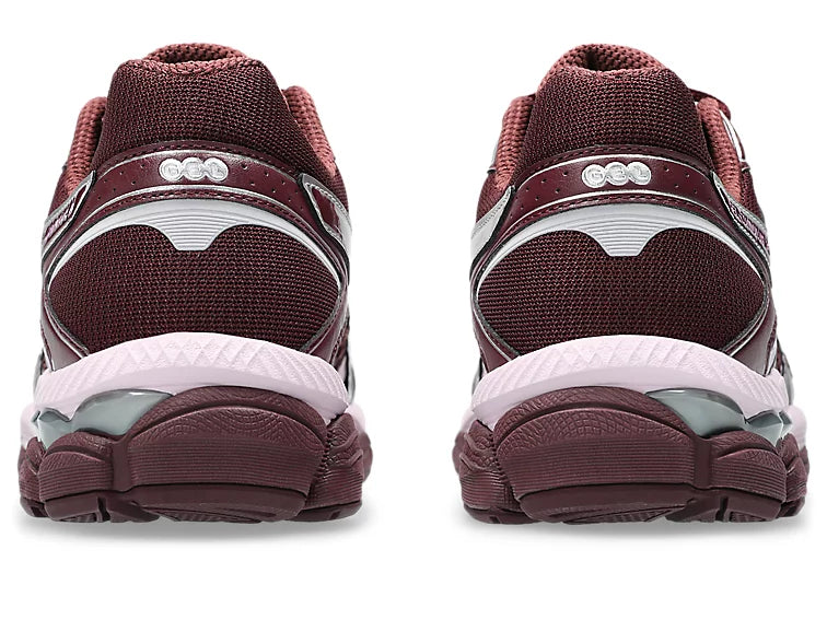 ASICS Gel-Cumulus 16 Burgundy Pink en mesh bordeaux avec détails roses, amorti GEL et silhouette rétro-running moderne.