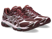 ASICS Gel-Cumulus 16 Burgundy Pink en mesh bordeaux avec détails roses, amorti GEL et silhouette rétro-running moderne.