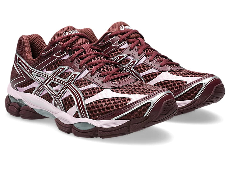 ASICS Gel-Cumulus 16 Burgundy Pink en mesh bordeaux avec détails roses, amorti GEL et silhouette rétro-running moderne.