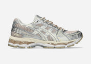 ASICS GEL-KAYANO 12.1 Mineral Beige Cream avec tige en mesh respirant beige et crème, empiècements structurés, amorti GEL et semelle extérieure en caoutchouc.