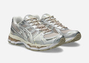 ASICS GEL-KAYANO 12.1 Mineral Beige Cream avec tige en mesh respirant beige et crème, empiècements structurés, amorti GEL et semelle extérieure en caoutchouc.