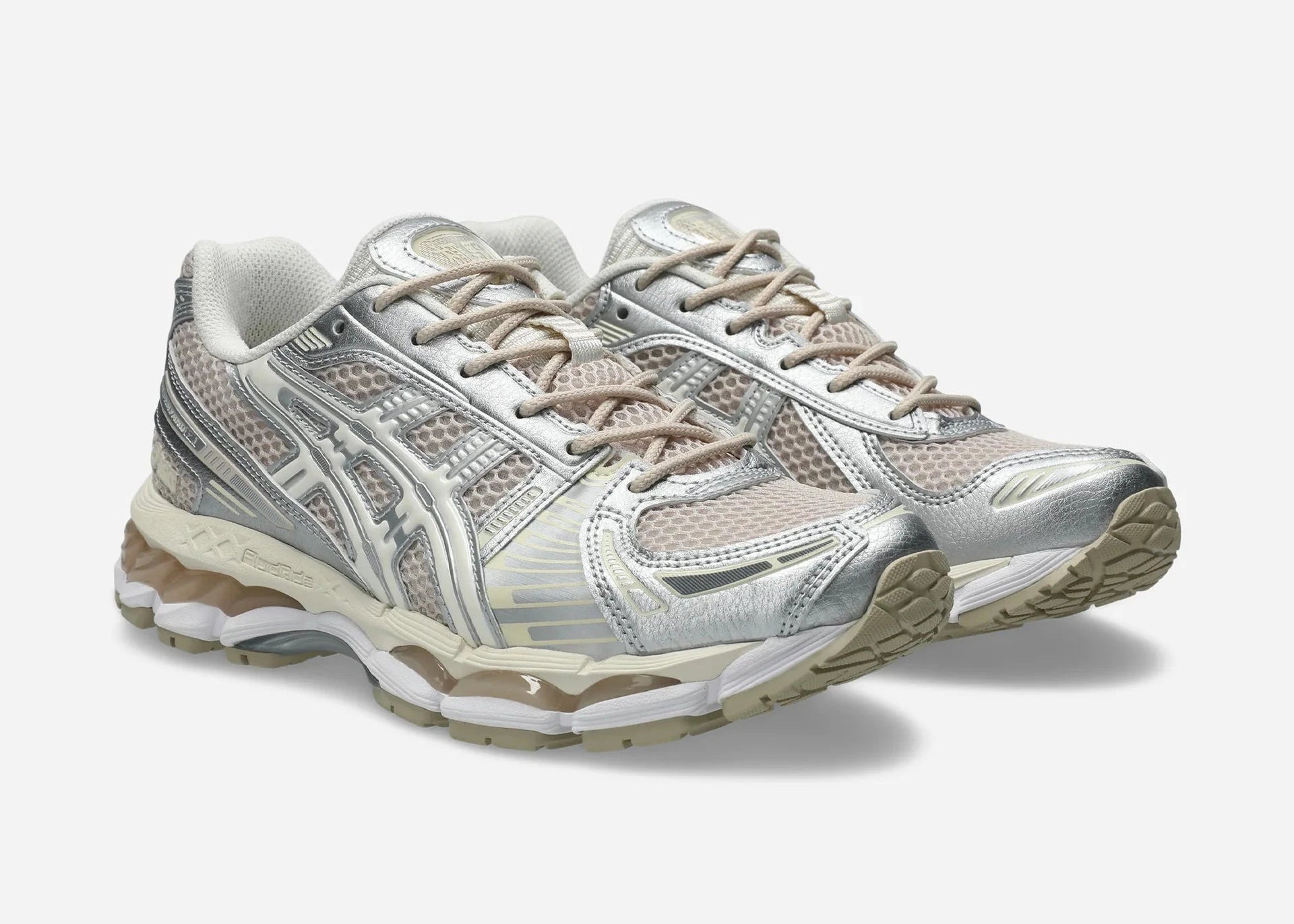 ASICS GEL-KAYANO 12.1 Mineral Beige Cream avec tige en mesh respirant beige et crème, empiècements structurés, amorti GEL et semelle extérieure en caoutchouc.
