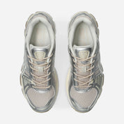 ASICS GEL-KAYANO 12.1 Mineral Beige Cream avec tige en mesh respirant beige et crème, empiècements structurés, amorti GEL et semelle extérieure en caoutchouc.
