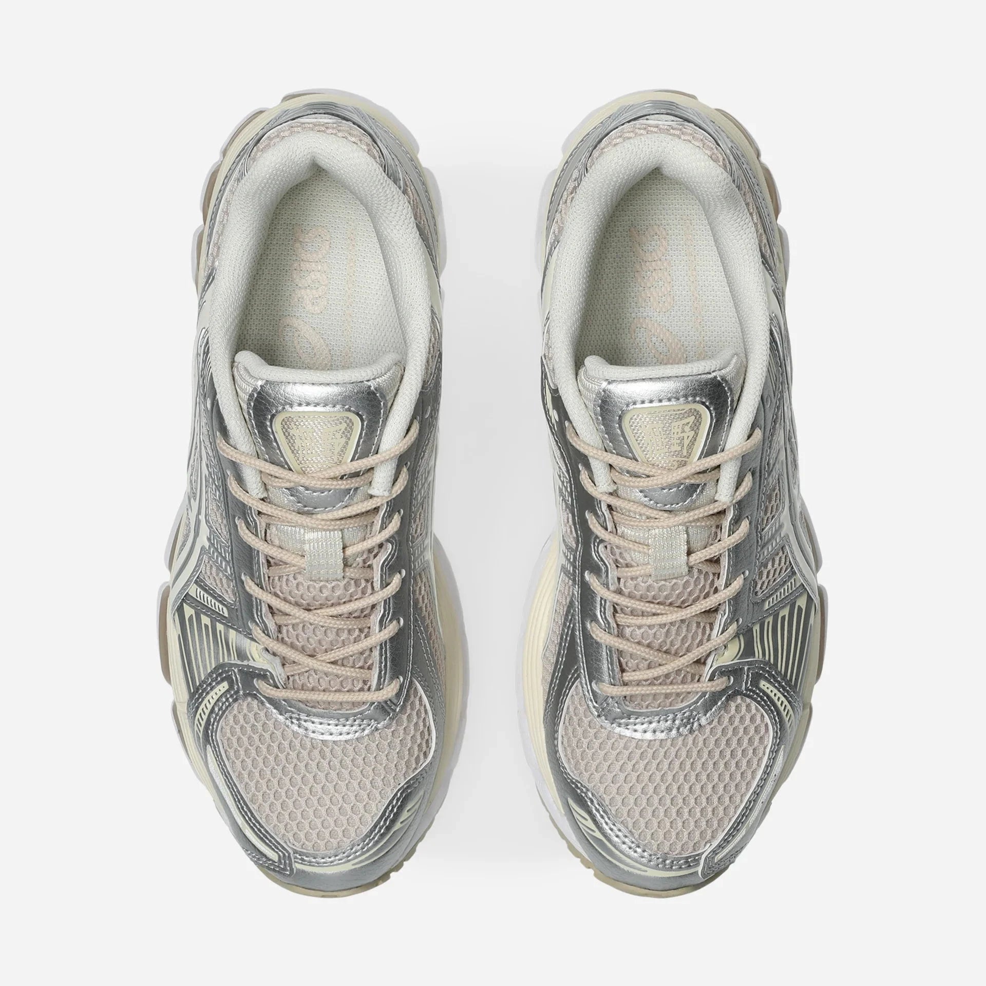 ASICS GEL-KAYANO 12.1 Mineral Beige Cream avec tige en mesh respirant beige et crème, empiècements structurés, amorti GEL et semelle extérieure en caoutchouc.