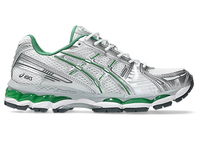  Green, sneaker rétro-running avec empeigne en mesh respirant, empiècements argentés et technologie d’amorti GEL™ pour confort et stabilité.”
, vue de face