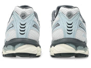 Sneaker ASICS Gel-Kayano 12.1 White Carrier Grey en mesh blanc et gris avec amorti GEL, détails argentés et silhouette rétro-running premium.