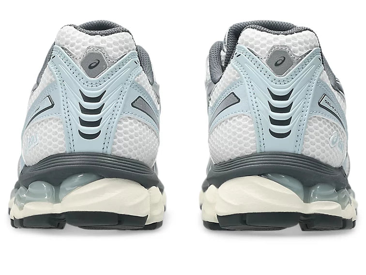 Sneaker ASICS Gel-Kayano 12.1 White Carrier Grey en mesh blanc et gris avec amorti GEL, détails argentés et silhouette rétro-running premium.