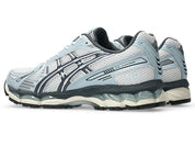 Sneaker ASICS Gel-Kayano 12.1 White Carrier Grey en mesh blanc et gris avec amorti GEL, détails argentés et silhouette rétro-running premium.