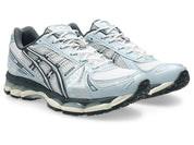 Sneaker ASICS Gel-Kayano 12.1 White Carrier Grey en mesh blanc et gris avec amorti GEL, détails argentés et silhouette rétro-running premium.