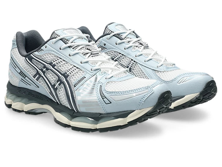 Sneaker ASICS Gel-Kayano 12.1 White Carrier Grey en mesh blanc et gris avec amorti GEL, détails argentés et silhouette rétro-running premium.