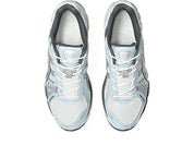 Sneaker ASICS Gel-Kayano 12.1 White Carrier Grey en mesh blanc et gris avec amorti GEL, détails argentés et silhouette rétro-running premium.