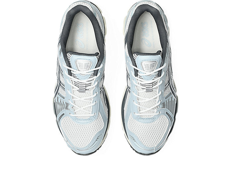 Sneaker ASICS Gel-Kayano 12.1 White Carrier Grey en mesh blanc et gris avec amorti GEL, détails argentés et silhouette rétro-running premium.