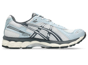 Sneaker ASICS Gel-Kayano 12.1 White Carrier Grey en mesh blanc et gris avec amorti GEL, détails argentés et silhouette rétro-running premium.