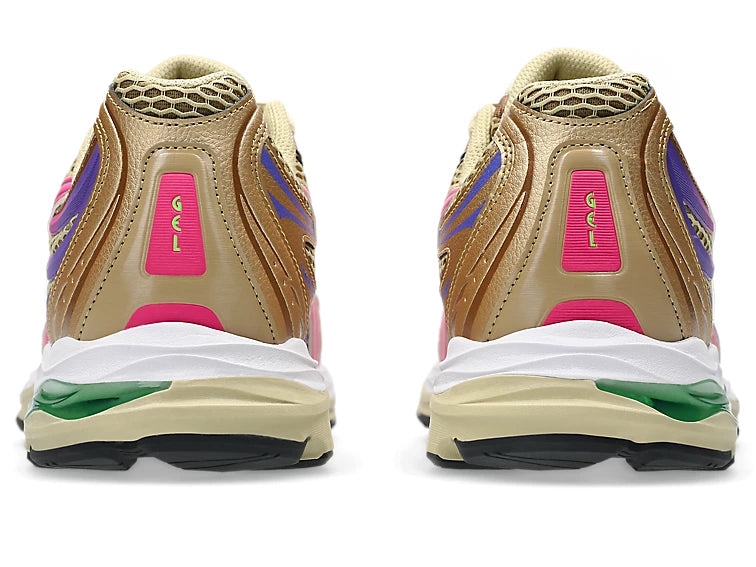 ASICS Gel-Sekiran Sand Pink Glo en mesh beige sable avec détails rose vif, amorti GEL et silhouette technique contemporaine.