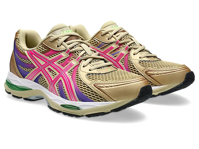 ASICS Gel-Sekiran Sand Pink Glo en mesh beige sable avec détails rose vif, amorti GEL et silhouette technique contemporaine.