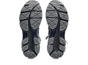 Image de la ASICS GEL-CUMULUS 16 TG Grey Black/Pure Silver, sneaker gris foncé et noir avec accents argent métallisé, tige en mesh et surpiqûres techniques, semelle avec amorti GEL™ visible. Vue sur la semelle. 