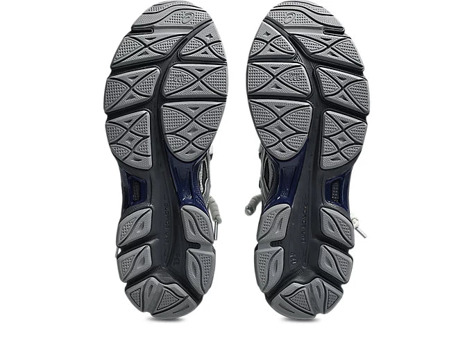 Image de la ASICS GEL-CUMULUS 16 TG Grey Black/Pure Silver, sneaker gris foncé et noir avec accents argent métallisé, tige en mesh et surpiqûres techniques, semelle avec amorti GEL™ visible. Vue sur la semelle. 