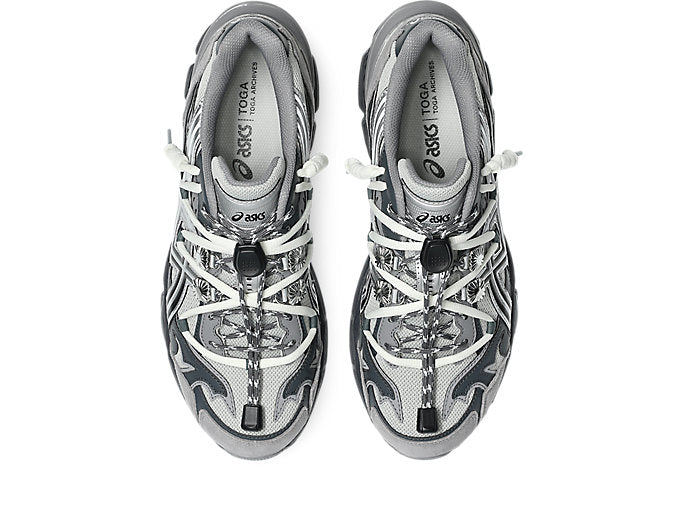 Image de la ASICS GEL-CUMULUS 16 TG Grey Black/Pure Silver, sneaker gris foncé et noir avec accents argent métallisé, tige en mesh et surpiqûres techniques, semelle avec amorti GEL™ visible. Vue de dessus. 