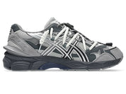 Image de la ASICS GEL-CUMULUS 16 TG Grey Black/Pure Silver, sneaker gris foncé et noir avec accents argent métallisé, tige en mesh et surpiqûres techniques, semelle avec amorti GEL™ visible. Vue de profil intérieur. 