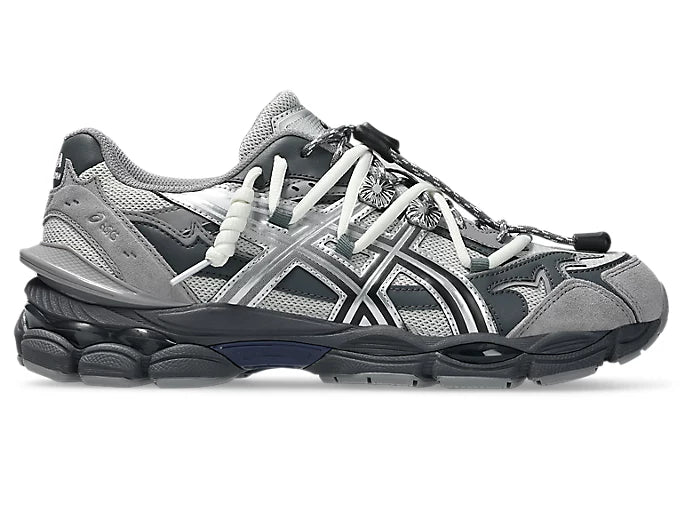 Image de la ASICS GEL-CUMULUS 16 TG Grey Black/Pure Silver, sneaker gris foncé et noir avec accents argent métallisé, tige en mesh et surpiqûres techniques, semelle avec amorti GEL™ visible. Vue de profil. 