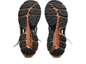 Image de la ASICS GEL-CUMULUS 16 × TOGA “Brown Blue Pure Silver”, sneaker marron terre et bleu vif avec détails argentés métallisés, tige mesh et superpositions synthétiques, amorti GEL visible, collaboration ASICS × TOGA. Vue sur la semelle. 