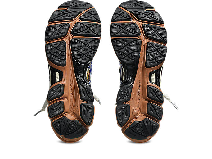 Image de la ASICS GEL-CUMULUS 16 × TOGA “Brown Blue Pure Silver”, sneaker marron terre et bleu vif avec détails argentés métallisés, tige mesh et superpositions synthétiques, amorti GEL visible, collaboration ASICS × TOGA. Vue sur la semelle. 