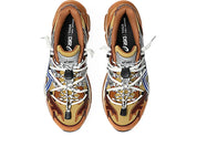 Image de la ASICS GEL-CUMULUS 16 × TOGA “Brown Blue Pure Silver”, sneaker marron terre et bleu vif avec détails argentés métallisés, tige mesh et superpositions synthétiques, amorti GEL visible, collaboration ASICS × TOGA. Vue de dessus. 