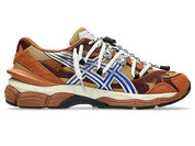 Image de la ASICS GEL-CUMULUS 16 × TOGA “Brown Blue Pure Silver”, sneaker marron terre et bleu vif avec détails argentés métallisés, tige mesh et superpositions synthétiques, amorti GEL visible, collaboration ASICS × TOGA. Vue de profil intérieur. 