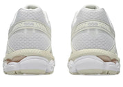 Sneaker ASICS Gel-Cumulus 16 White Cream en mesh blanc avec détails crème, amorti GEL et silhouette rétro-running inspirée des années 2010.