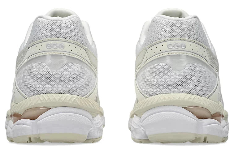 Sneaker ASICS Gel-Cumulus 16 White Cream en mesh blanc avec détails crème, amorti GEL et silhouette rétro-running inspirée des années 2010.