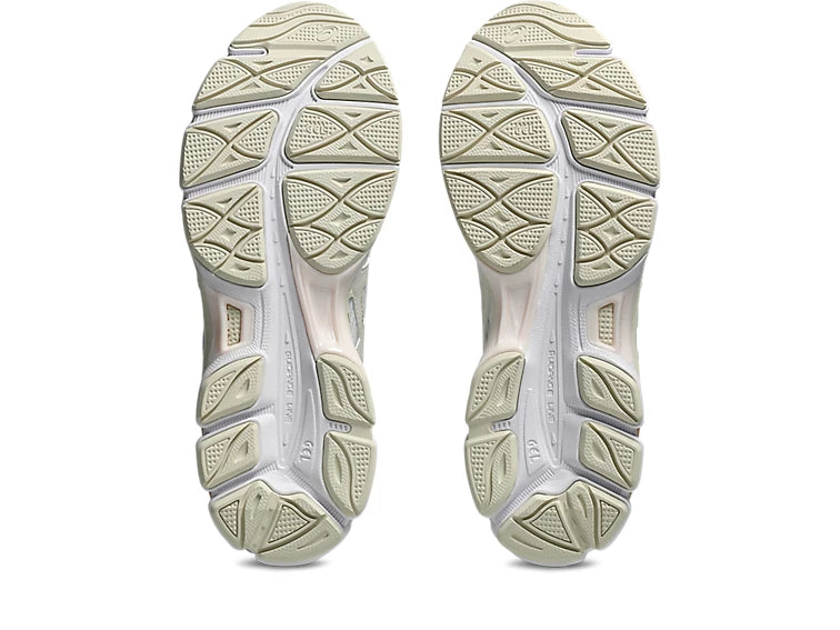 Sneaker ASICS Gel-Cumulus 16 White Cream en mesh blanc avec détails crème, amorti GEL et silhouette rétro-running inspirée des années 2010.