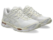 Sneaker ASICS Gel-Cumulus 16 White Cream en mesh blanc avec détails crème, amorti GEL et silhouette rétro-running inspirée des années 2010.