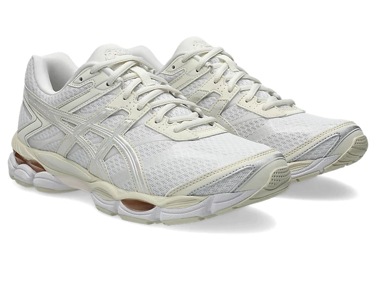 Sneaker ASICS Gel-Cumulus 16 White Cream en mesh blanc avec détails crème, amorti GEL et silhouette rétro-running inspirée des années 2010.
