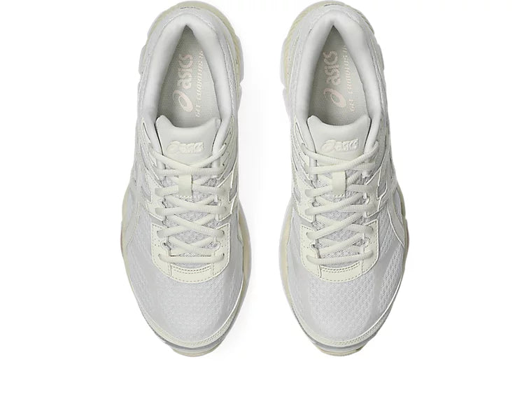 Sneaker ASICS Gel-Cumulus 16 White Cream en mesh blanc avec détails crème, amorti GEL et silhouette rétro-running inspirée des années 2010.