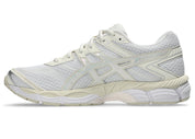 Sneaker ASICS Gel-Cumulus 16 White Cream en mesh blanc avec détails crème, amorti GEL et silhouette rétro-running inspirée des années 2010.