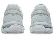 Sneaker ASICS Gel-Cumulus 16 Airy Blue Glacier Grey en mesh bleu clair avec détails gris glacier, amorti GEL et silhouette rétro-running moderne.