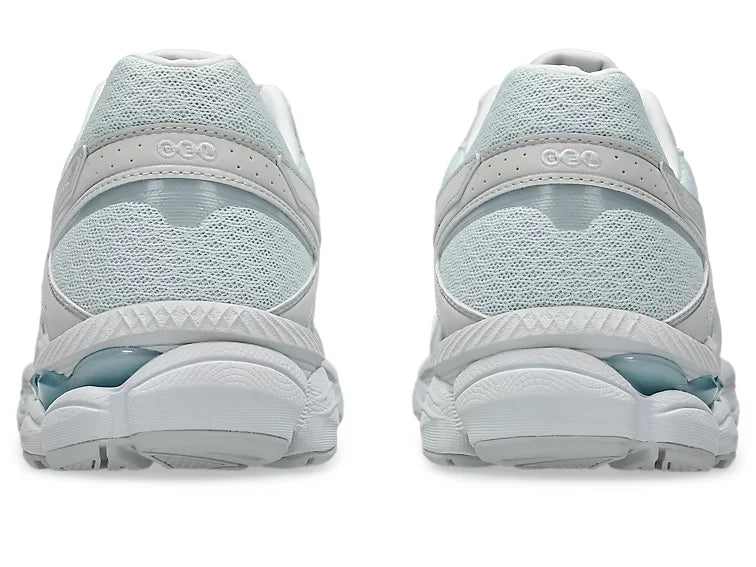 Sneaker ASICS Gel-Cumulus 16 Airy Blue Glacier Grey en mesh bleu clair avec détails gris glacier, amorti GEL et silhouette rétro-running moderne.