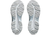 Sneaker ASICS Gel-Cumulus 16 Airy Blue Glacier Grey en mesh bleu clair avec détails gris glacier, amorti GEL et silhouette rétro-running moderne.
