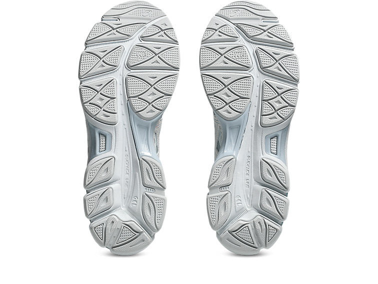 Sneaker ASICS Gel-Cumulus 16 Airy Blue Glacier Grey en mesh bleu clair avec détails gris glacier, amorti GEL et silhouette rétro-running moderne.