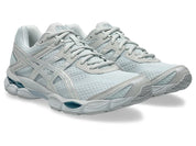 Sneaker ASICS Gel-Cumulus 16 Airy Blue Glacier Grey en mesh bleu clair avec détails gris glacier, amorti GEL et silhouette rétro-running moderne.