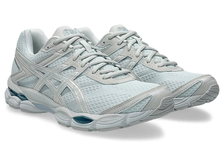 Sneaker ASICS Gel-Cumulus 16 Airy Blue Glacier Grey en mesh bleu clair avec détails gris glacier, amorti GEL et silhouette rétro-running moderne.