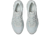 Sneaker ASICS Gel-Cumulus 16 Airy Blue Glacier Grey en mesh bleu clair avec détails gris glacier, amorti GEL et silhouette rétro-running moderne.