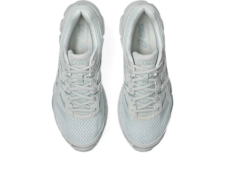Sneaker ASICS Gel-Cumulus 16 Airy Blue Glacier Grey en mesh bleu clair avec détails gris glacier, amorti GEL et silhouette rétro-running moderne.
