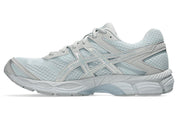 Sneaker ASICS Gel-Cumulus 16 Airy Blue Glacier Grey en mesh bleu clair avec détails gris glacier, amorti GEL et silhouette rétro-running moderne.