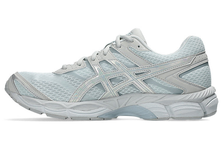 Sneaker ASICS Gel-Cumulus 16 Airy Blue Glacier Grey en mesh bleu clair avec détails gris glacier, amorti GEL et silhouette rétro-running moderne.