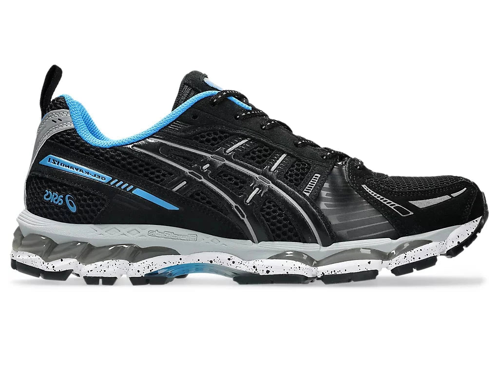 ASICS Gel-Kayano 12.1 Liberaiders noire avec renforts en suède, détails gris réfléchissants, doublure bleue et semelle technique GEL.
