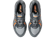 ASICS Gel-Sekiran Piedmont Grey Orange en mesh gris avec détails orange vif, amorti GEL et silhouette technique contemporaine.