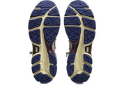 Image de la ASICS GEL-CUMULUS 16 × TOGA White/Red Pure Silver, sneaker blanche, accents rouges et détails argentés, tige en mesh technique, double laçage, système amorti GEL visible. Vue sur la semelle. 