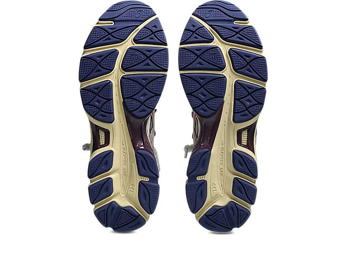 Image de la ASICS GEL-CUMULUS 16 × TOGA White/Red Pure Silver, sneaker blanche, accents rouges et détails argentés, tige en mesh technique, double laçage, système amorti GEL visible. Vue sur la semelle. 